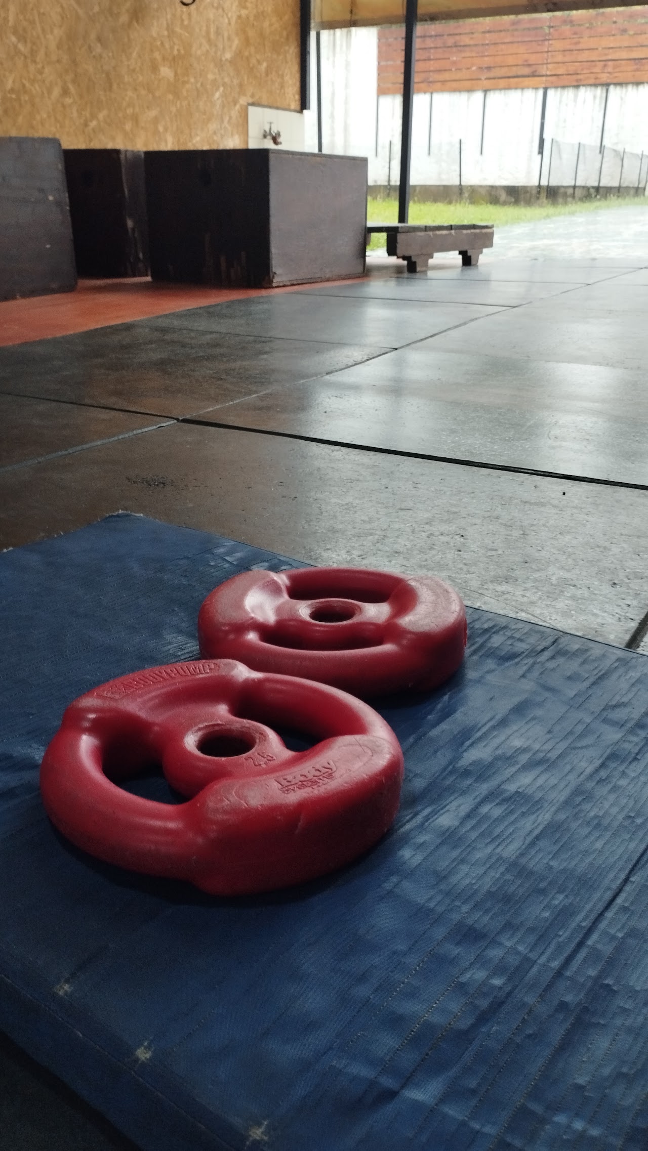 Rack de kettlebells y discos olímpicos con piso de caucho vulcanizado en Dumping Fitness Castelar